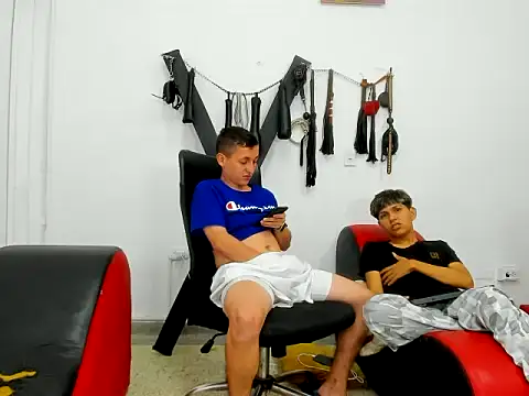 Show de boys_latins18 na webcam