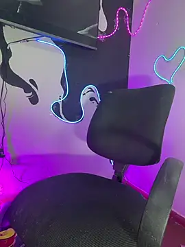 Show modela abrilbigcock na web-kameri