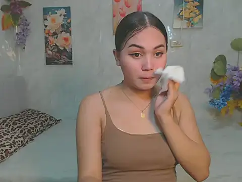 ur_asiankat Show Webcam