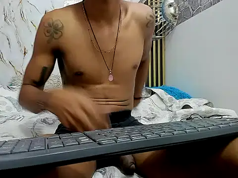 rich_little_brunette18のウェブカメラショー