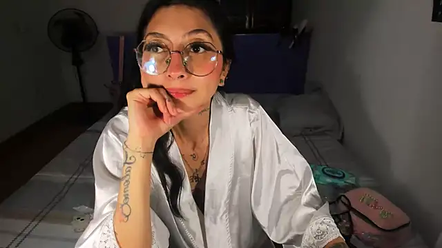 Anais_lux Adlı Modelin Canlı XXX Sohbeti