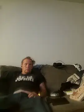 yourMasterisBored Show in webcam