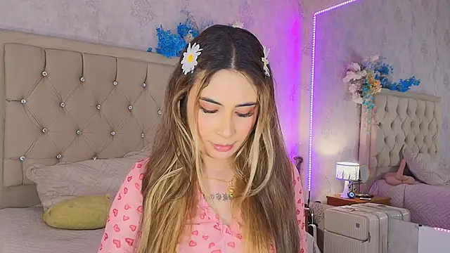 nini_love01 Adlı Modelin Canlı XXX Sohbeti