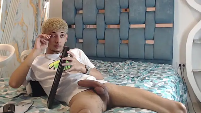 Pokazy przed kamerką – YOUNG_BOYS_HELL