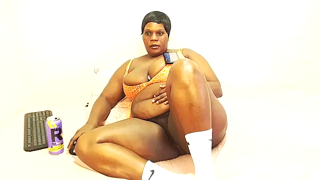 Busty42DDZA webkamerás műsora