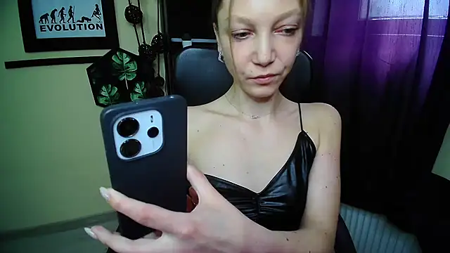 EmillyPlay élő XXX-chatje