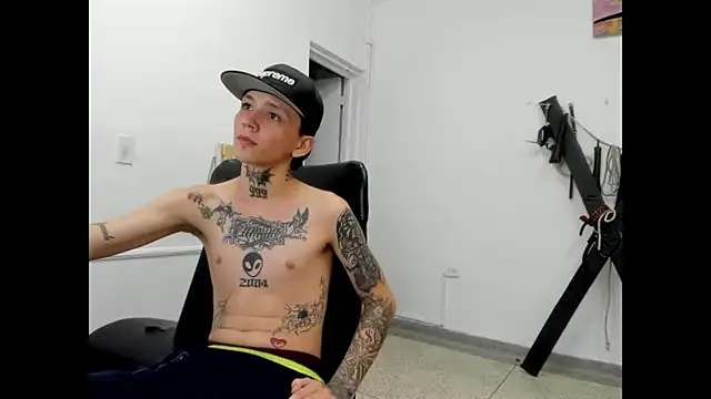 StraightBoy_Nick Adlı Modelin Canlı XXX Sohbeti