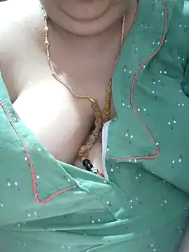XXX chat uživo modela tamilthanushri