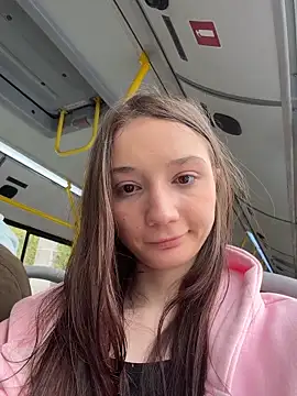 hiding-mila Show in webcam