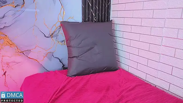 MaeveKuro Show in webcam