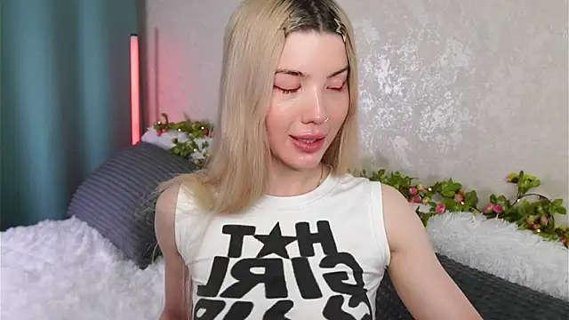 LindaThackerr Chat XXX in diretta