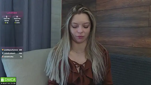 Chatroom XXX en direct de EmilieLong