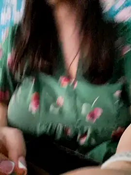 Rozaaaaforyoubigboob élő XXX-chatje
