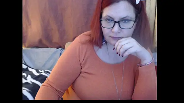 PlayfullMature Show in webcam