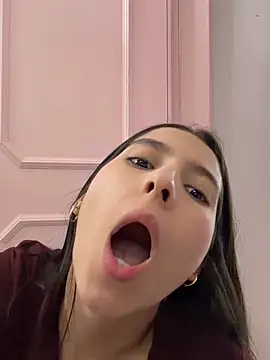 Chat +18 de LittleDoll___ ao vivo