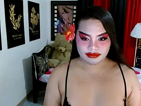 Show modela TSbrianaHugeCock na web-kameri