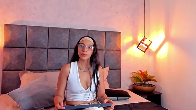 Roseaurora Adlı Modelin Canlı XXX Sohbeti