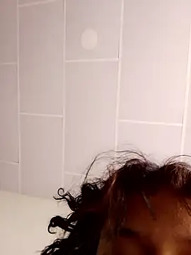 Yi_Uzi Show in webcam