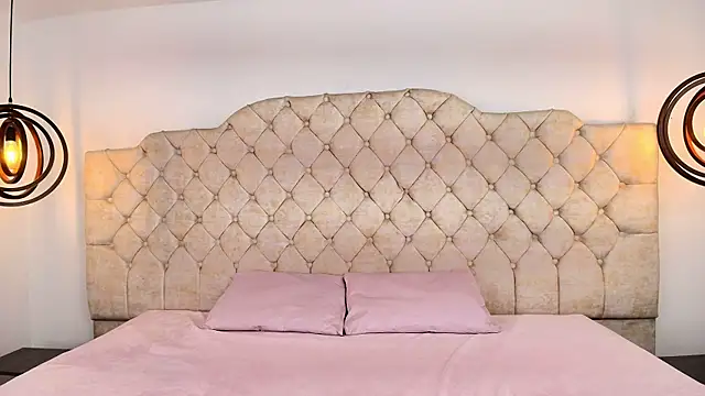 ZenyaVirelli webcam show