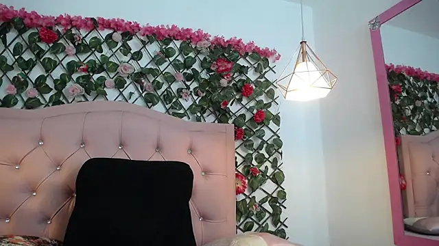 LucyCute_1 Adlı Modelin Canlı XXX Sohbeti