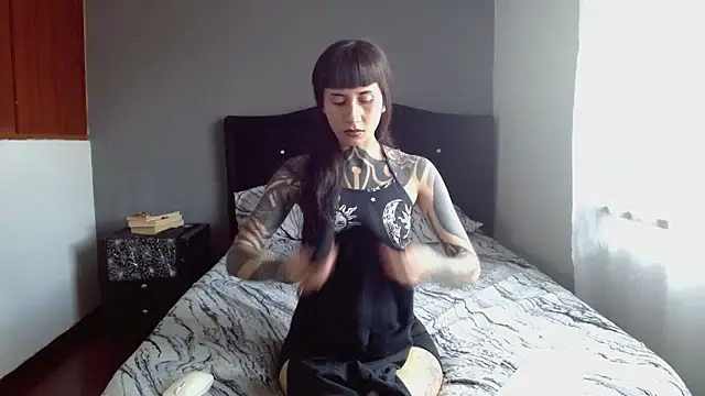 Emilia_1995's Live XXX Chat