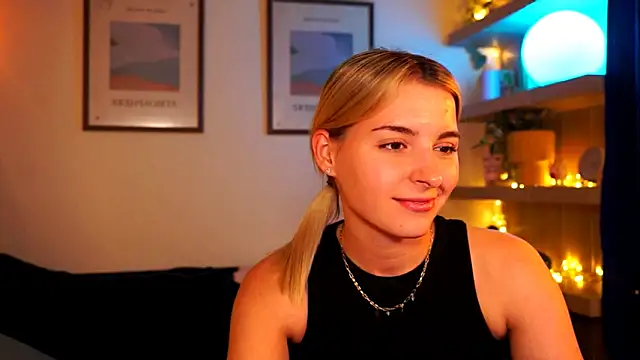 Chat soba uživo modela tiny_pixieee