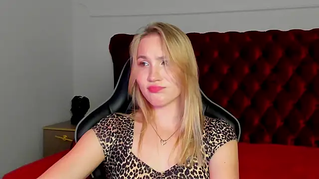 Chat +18 de ElaraVoltage ao vivo