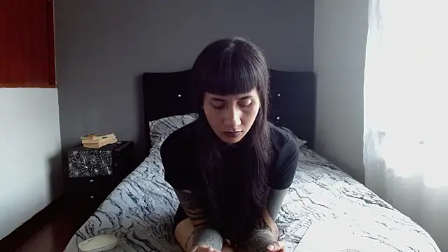 Emilia_1995's Live XXX Chat