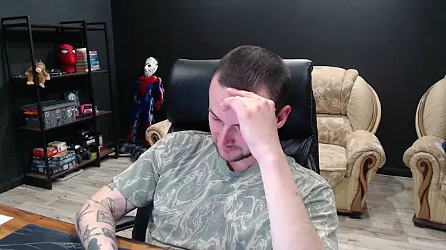 Show modela MihasikD na web-kameri