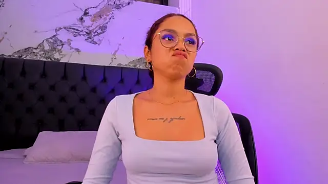 XXX chat uživo modela CarolineFyre