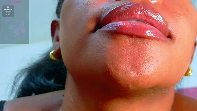 Czat XXX na żywo – hornyhousekeeper_