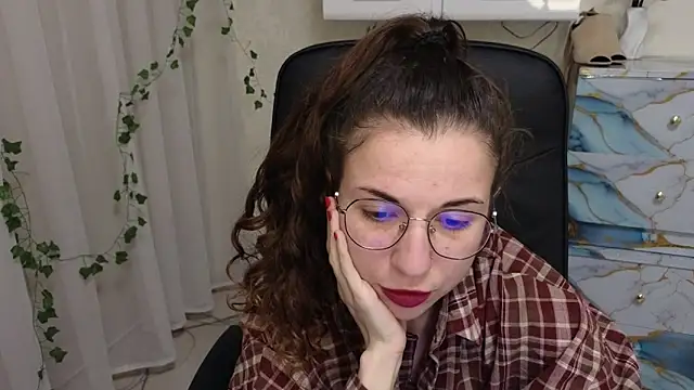 Ulyanix Adlı Modelin Canlı XXX Sohbeti