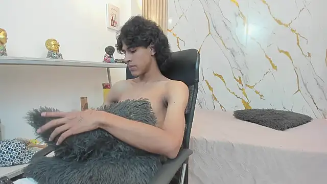 Zayn_Fox32 Show in webcam