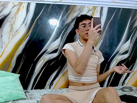 Show modela LAYAN_FEMBOY na web-kameri