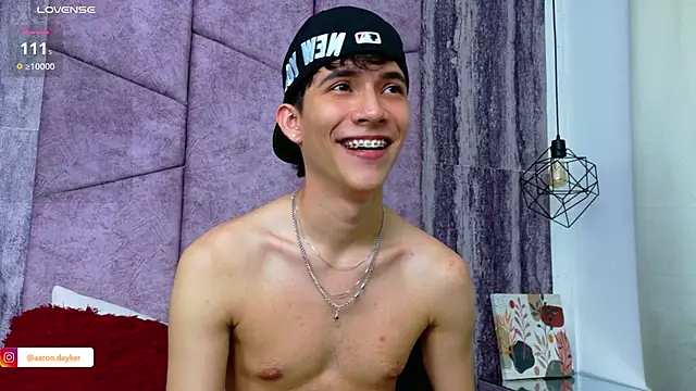 XXX chat uživo modela AronTawers