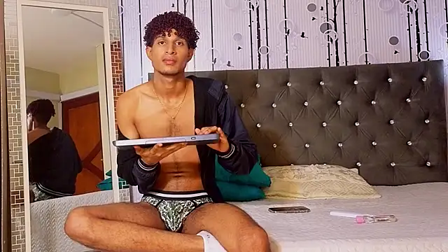 Alex_Bloom 即時 XXX 聊天