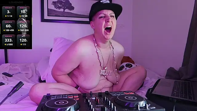 BellaBlueBBW's Webcam Show