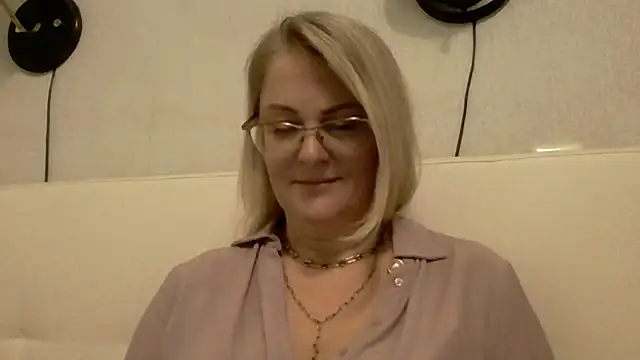 Emilia9999 Show in webcam