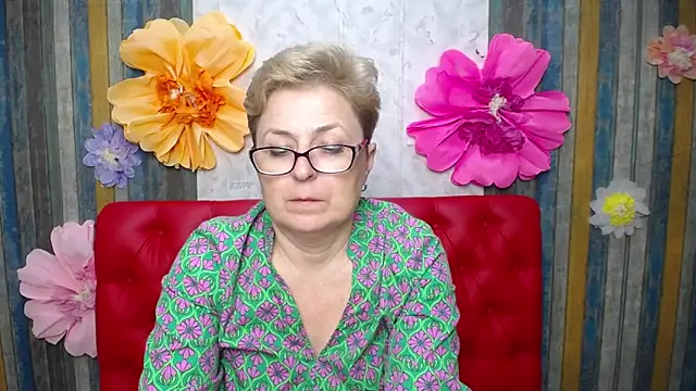 EmiliaGree Adlı Modelin Canlı XXX Sohbeti
