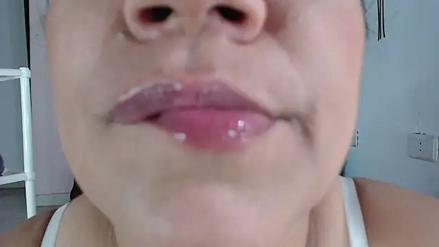 emiligrey_ লাইভ XXX চ্যাট