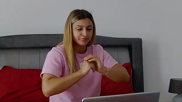 NicolePlay Chat XXX live