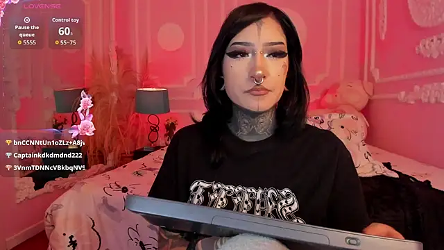 Kat_VonDe's Live XXX Chat