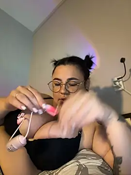 SwittieKendra's Live XXX Chat