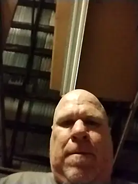 Reddog833 Show in webcam