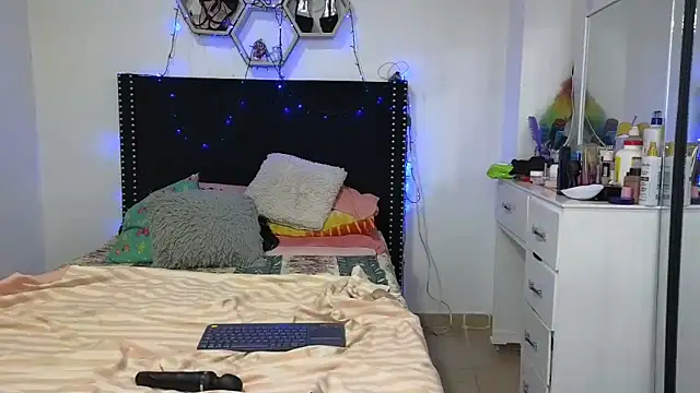 Chat +18 de charlotte_077 ao vivo