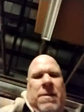 Reddog833 Show in webcam