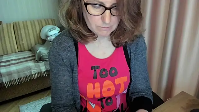 lauraoven Chat XXX live