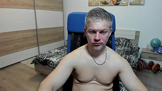 RobbyShawz: διαδικτυακό σόου στην κάμερα