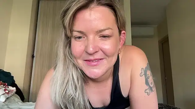 naughtyhollyxxxx – webcam-show