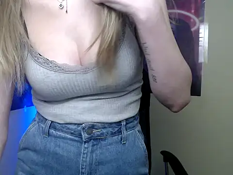 StrangerGi's Live XXX Chat